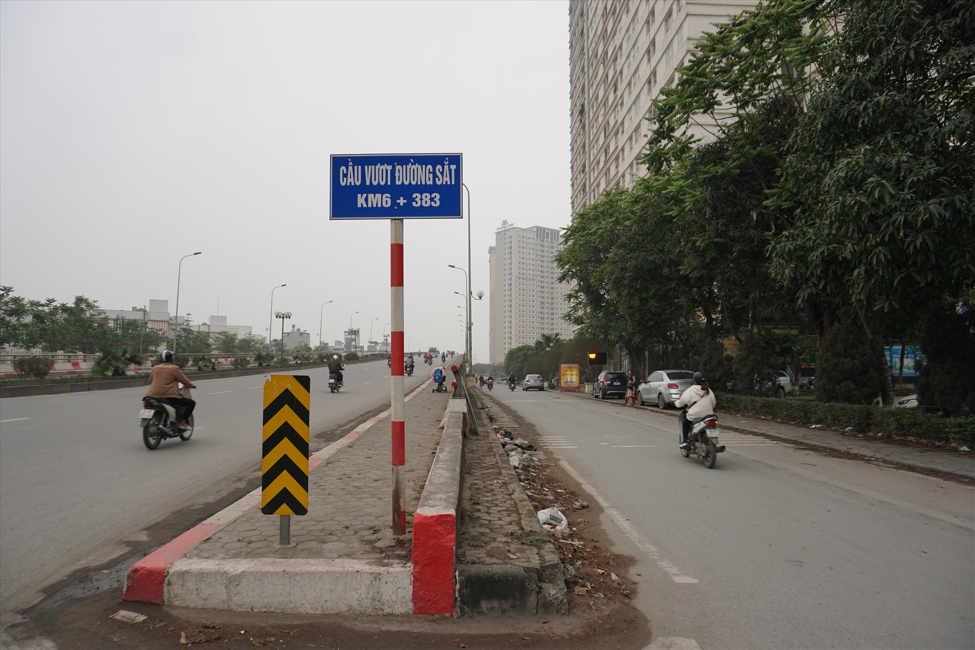 Tại khu vực cầu vượt đường sắt khu vực Dương Nội ( Hà Đông, Hà Nội) cũng xuất hiện tình trạng rác thải được vứt bừa bãi gây bức xúc cho người dân.
