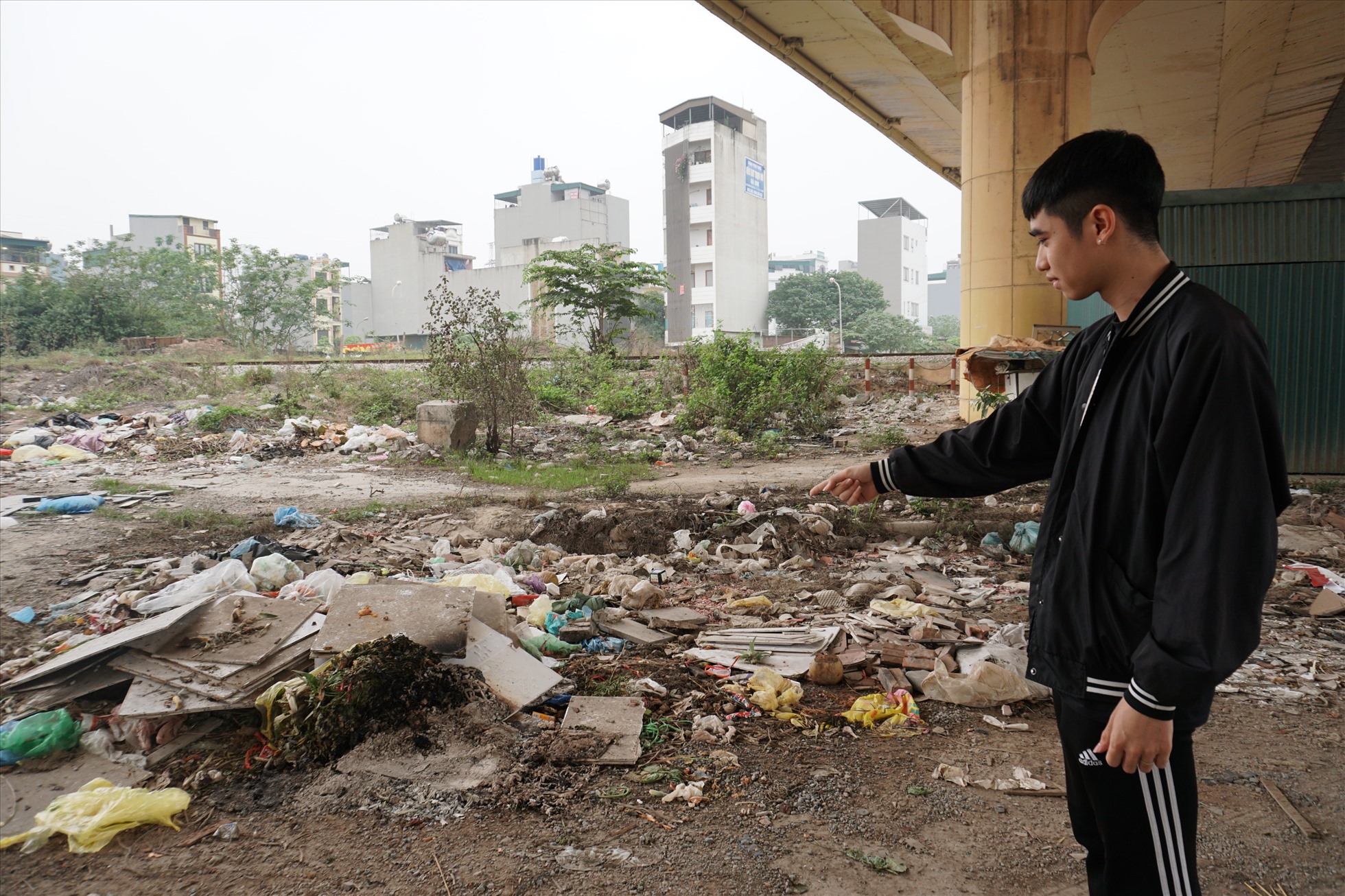 Anh Chu Hồng Quân ( Hà Đông, Hà Nội ) cho biết: ” Tôi thường đi tập thể dục qua đây, mùi hôi thối nồng nặc bốc lên từ đống rác này khiến tôi cảm thấy khó chịu. Tôi được biết, đống rác này tồn tại ở đây một thời gian dài, công nhân vệ sinh môi trường chỉ thu gom rác thải sinh hoạt, còn rác thải xây dựng chất đống ở đây gây mất mĩ quan và ảnh hưởng lớn tới môi trường“