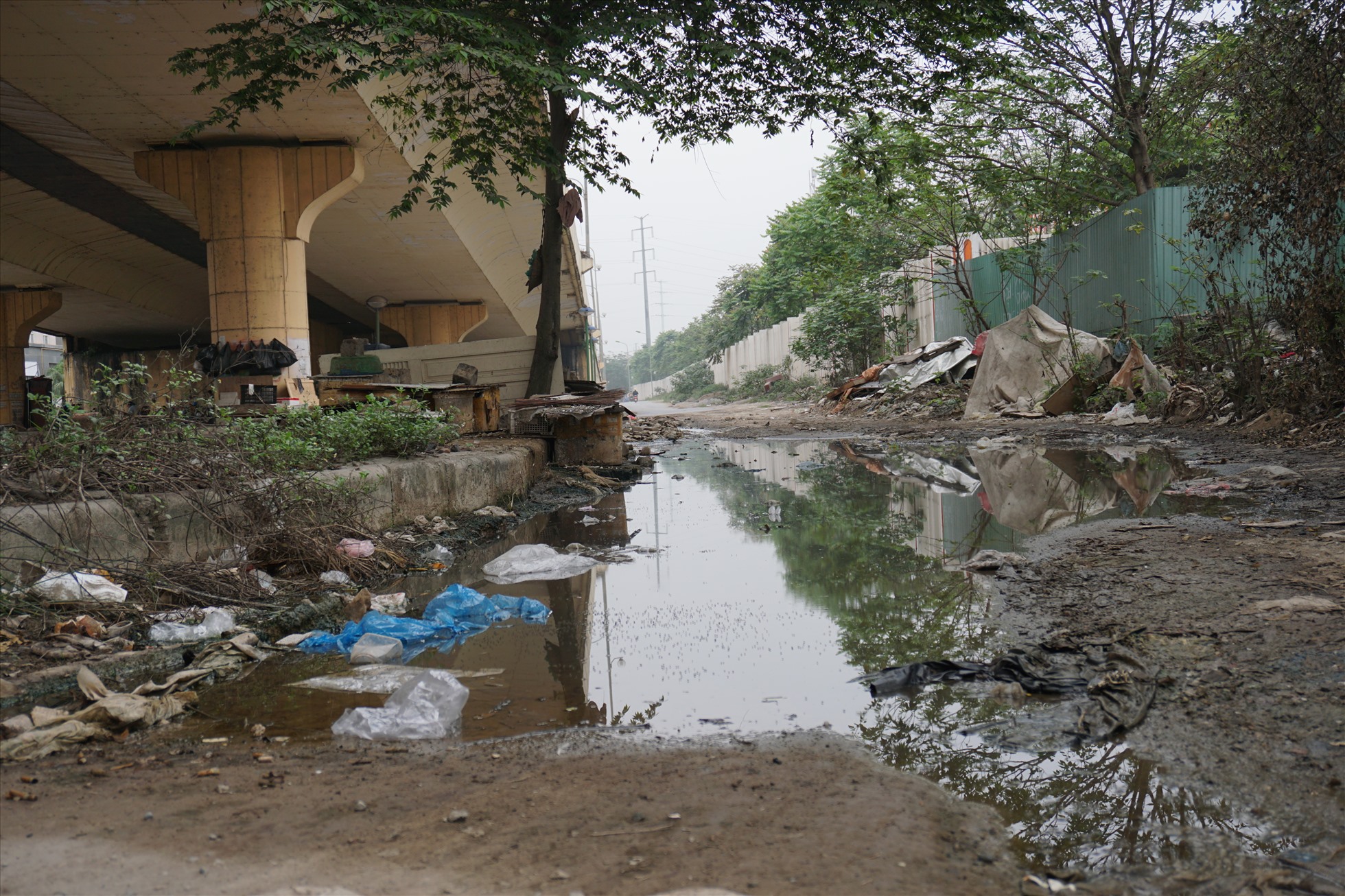 Khu vực gầm cầu vượt Dương Nội - Yên Nghĩa thường xuyên tổ chức họp chợ dân sinh vào mỗi buổi sáng. Một số tiểu thương vẫn tổ chức giết mổ gia cầm ngay dưới cầu vượt Yên Nghĩa, khiến khu vực này trở nên nhếch nhác, ô nhiễm.