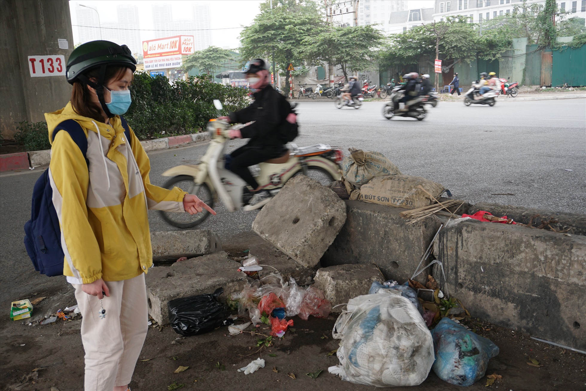 Chị Phạm Thị Phượng ( Hoàng Mai, Hà Nội) cho biết: ” tôi thường xuyên đi qua khu vực này, việc dựng giải phân cách và làm điểm tập kết rác vừa khiến mất mĩ quan đô thị và khó khăn khi đi qua khu vực này.”