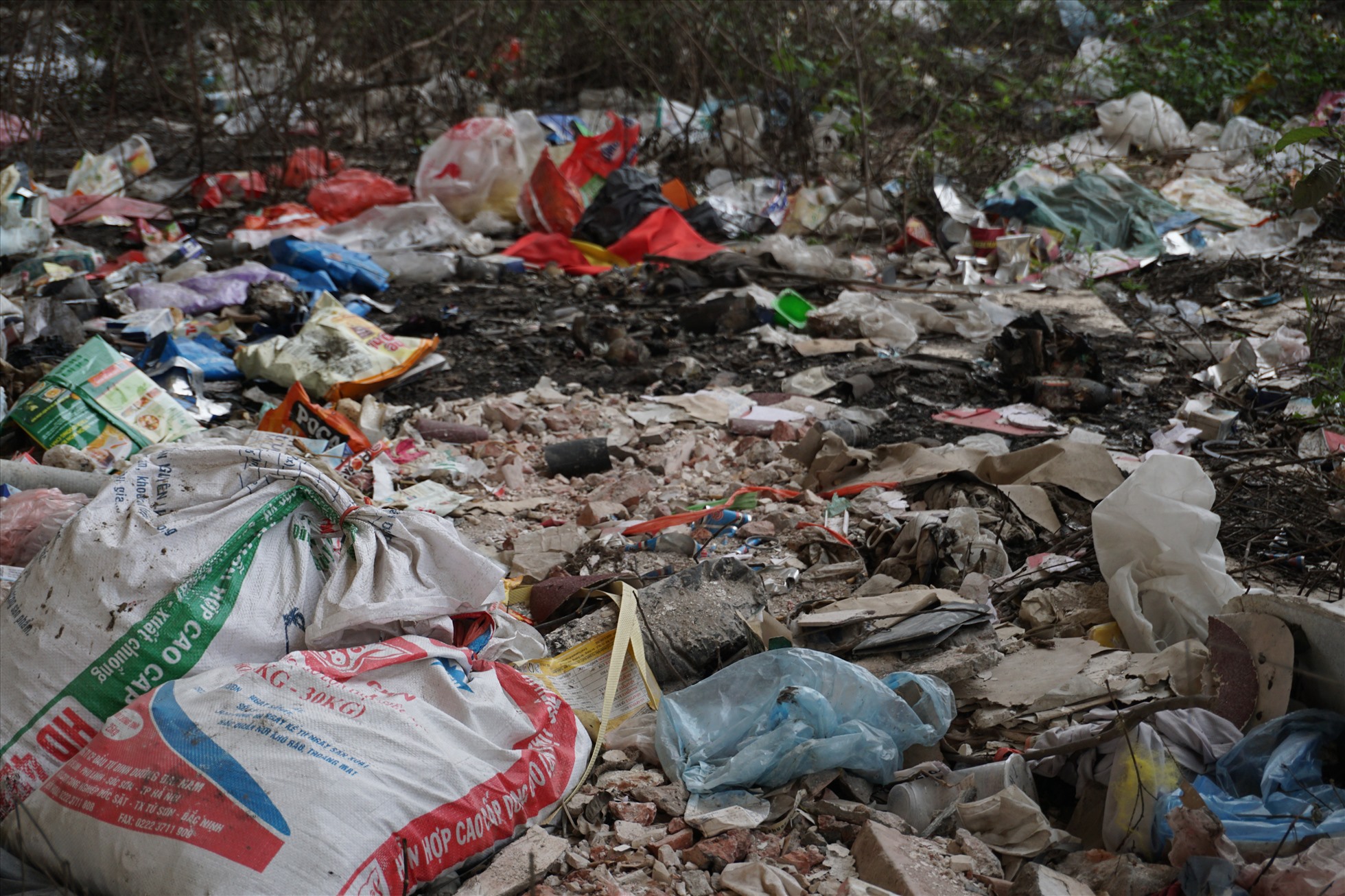 Tại khu vực cầu vượt đường sắt khu vực phường Dương Nội nối phường Yên Nghĩa  ( Hà Đông, Hà Nội)  cũng xuất hiện tình trạng rác thải được vứt bừa bãi gây bức xúc cho người dân.