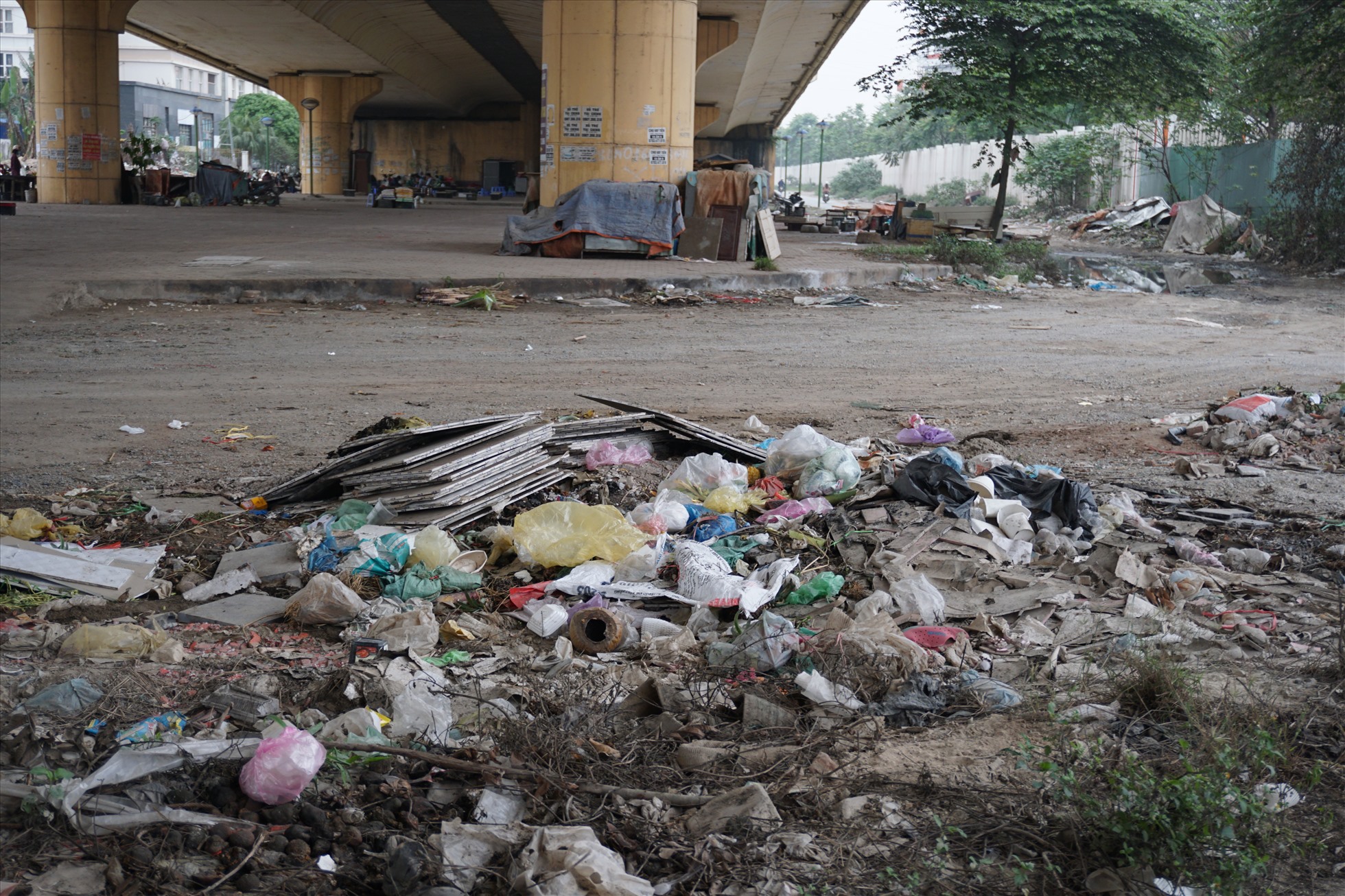 Theo ghi nhận, tại các gầm cầu vượt như: Mễ Trì (Nam Từ Liêm), Dương Nội - Yên Nghĩa (Hà Đông), Vành đai 3 (Hoàng Mai) bị biến thành các bãi rác tự phát gây mất mỹ quan đô thị và ảnh hưởng đến môi trường.