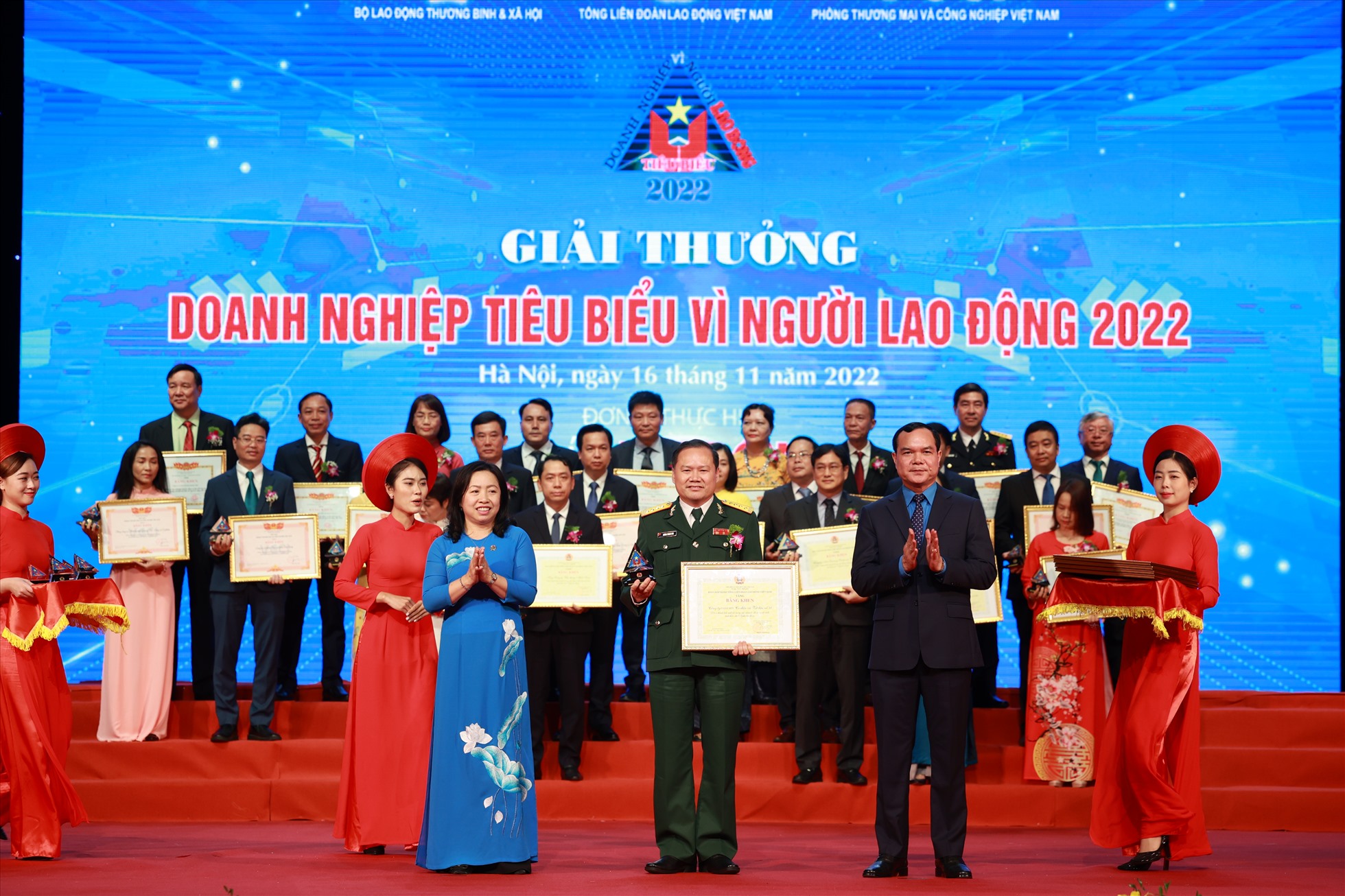 Lễ vinh danh Doanh nghiệp tiêu biểu vì Người lao động 2022 - Ảnh Hải Nguyễn