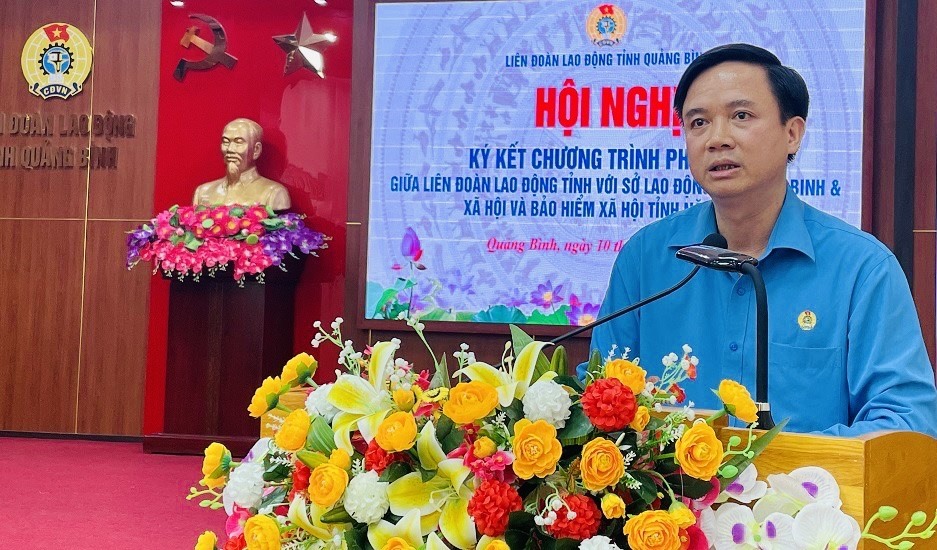 Ông Phạm Tiến Nam - Chủ tịch LĐLĐ tỉnh Quảng Bình phát biểu tại hội nghị. Ảnh: Hồng Thiệu