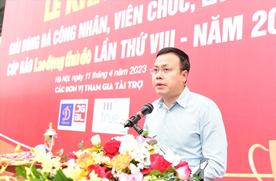 Chủ tịch LĐLĐ thành phố Hà Nội Phạm Quang Thanh phát biểu động viên các cầu thủ. Ảnh: Hà Anh