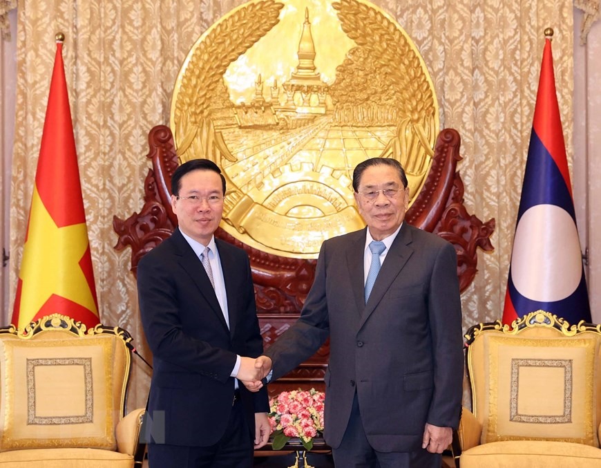 Chủ tịch nước Võ Văn Thưởng và nguyên Tổng Bí thư, Chủ tịch nước Lào Choummaly Sayasone. Ảnh: TTXVN