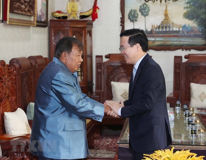 Chủ tịch nước Võ Văn Thưởng thăm nguyên nguyên Tổng Bí thư, Chủ tịch nước Lào Bounnhang Vorachith. Ảnh: TTXVN