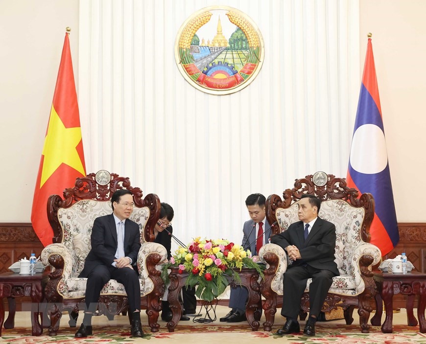 Chủ tịch nước Võ Văn Thưởng thăm nguyên Thủ tướng Lào Thongsing Thammavong. Ảnh: TTXVN