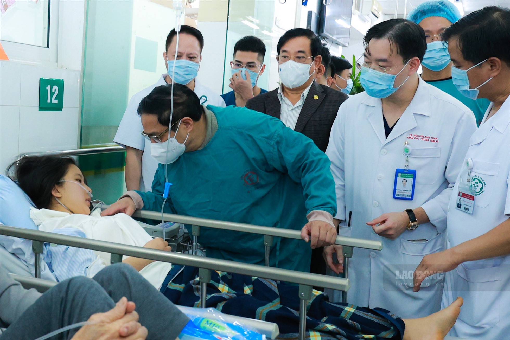 Thủ tướng Phạm Minh Chính thăm bệnh nhân đang chữa bệnh tại Bệnh viện Bạch Mai. Ảnh: Hải Nguyễn