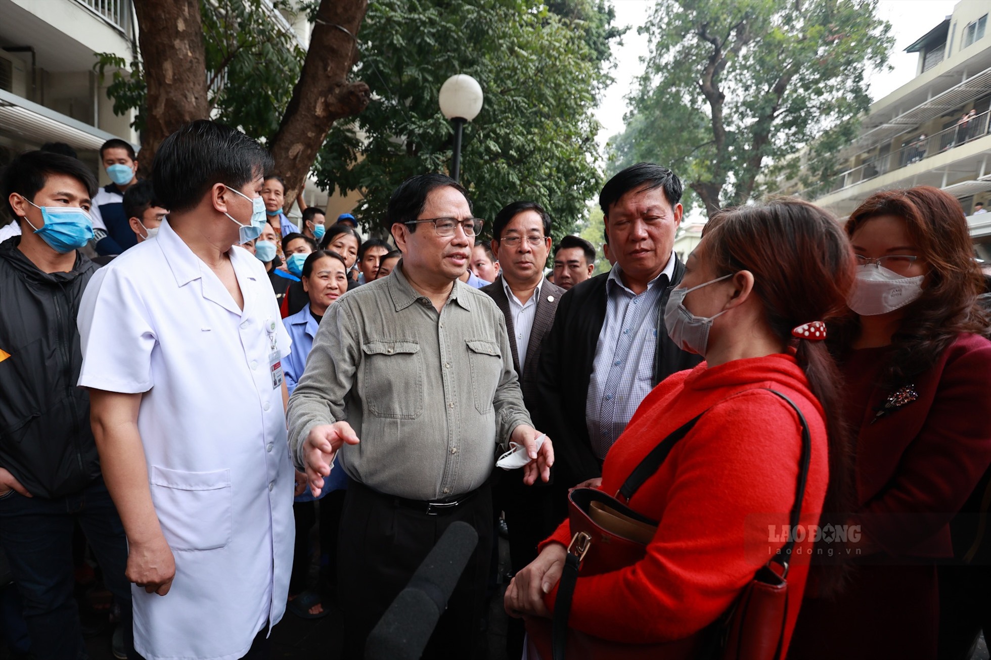 Thủ tướng Phạm Minh Chính thăm hỏi người thân các bệnh nhân đang điều trị tại Bệnh viện Bạch Mai. Ảnh: Hải Nguyễn