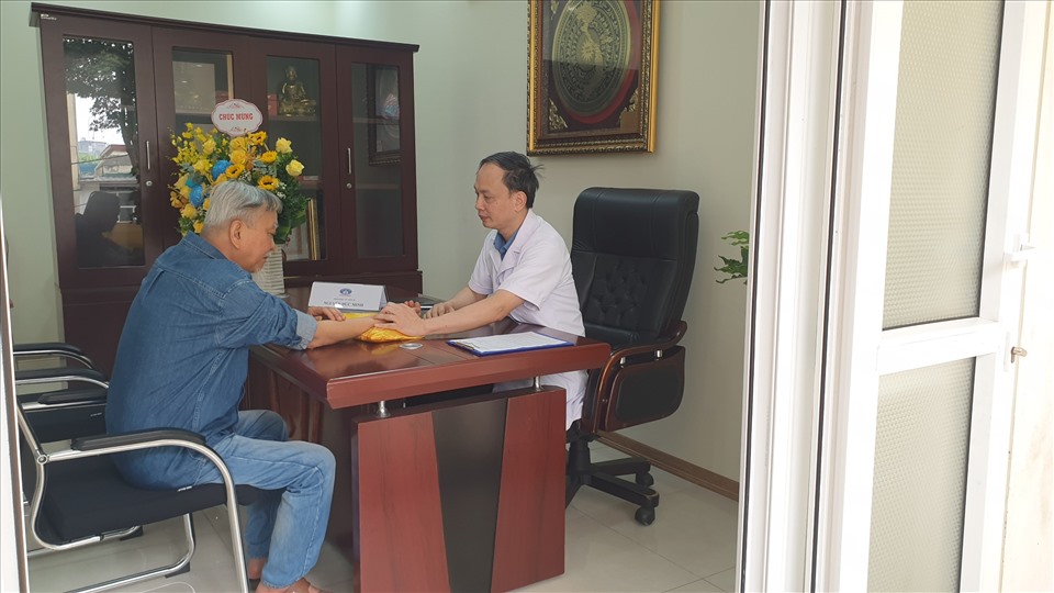PGS.TS Nguyễn Đức Minh - Giám đốc bệnh viện trực tiếp thăm khám và điều trị cho bệnh nhân. Ảnh: BVCC