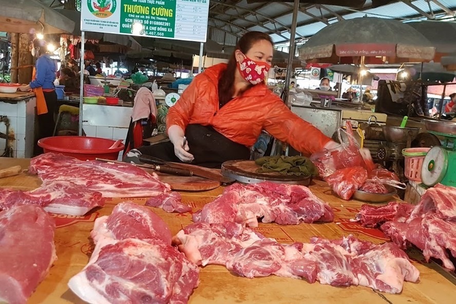Giá thịt lợn bán lẻ trên thị trường hiện vẫn rất cao. Ảnh: Anh Tuấn
