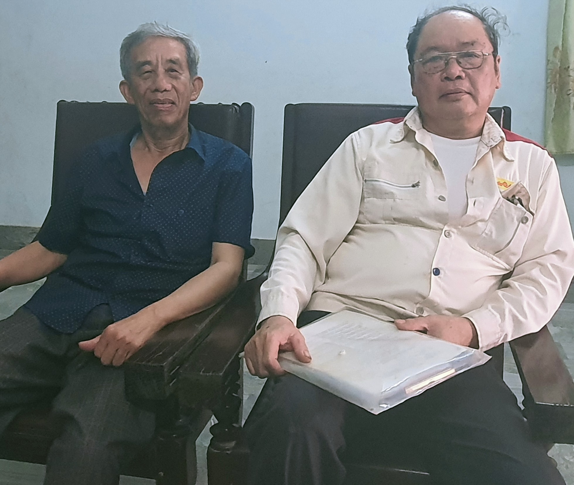 Ông Lê Ngọc Quynh (bìa phải) và ông Đặng Xuân Núi (bìa trái) trao đổi với PV Lao Động. Ảnh: Trung Du