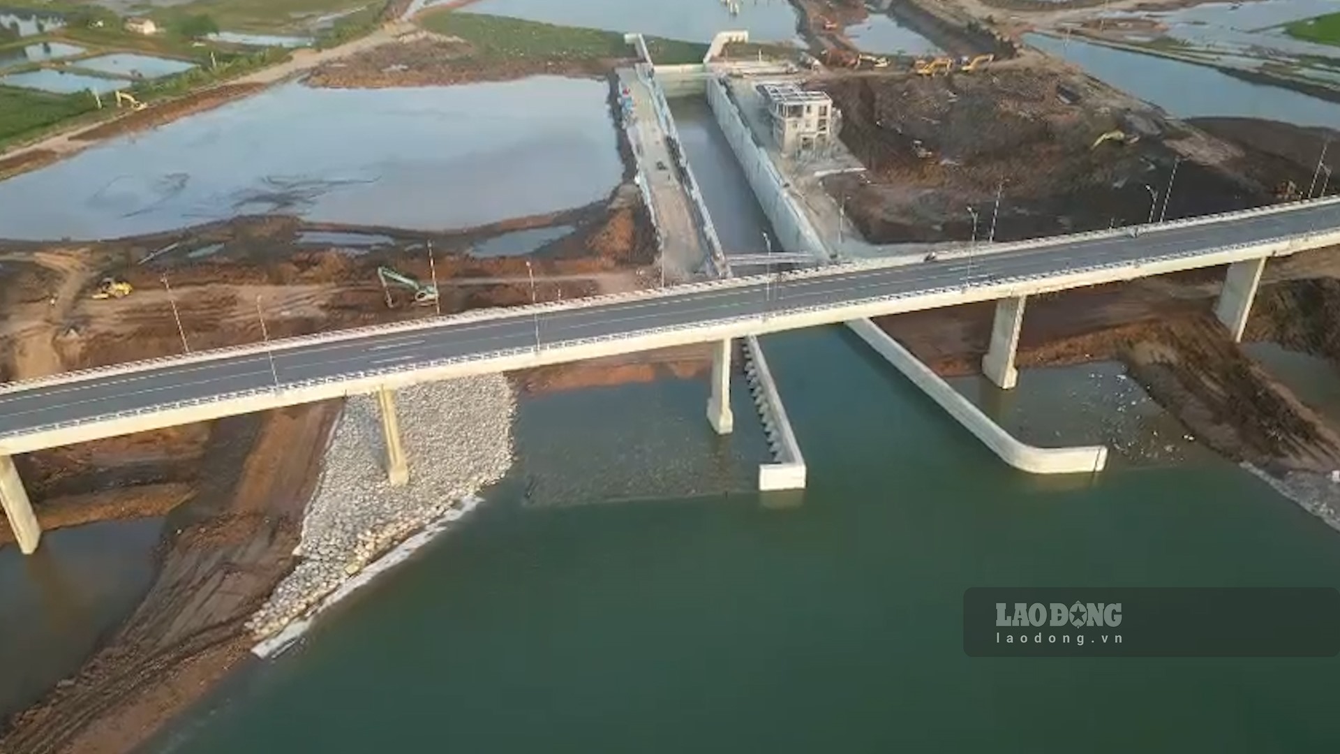 Do kênh đào chia cắt huyện Nghĩa Hưng thành 2 bờ nên chủ đầu tư phải thi công thêm một cây cầu vượt qua kênh. Cầu có chiều dài 777,9 m, tĩnh không thông thuyền 15 m, giúp kết nối dân cư đôi bờ kênh và hoàn trả tuyến đường tỉnh 490C.