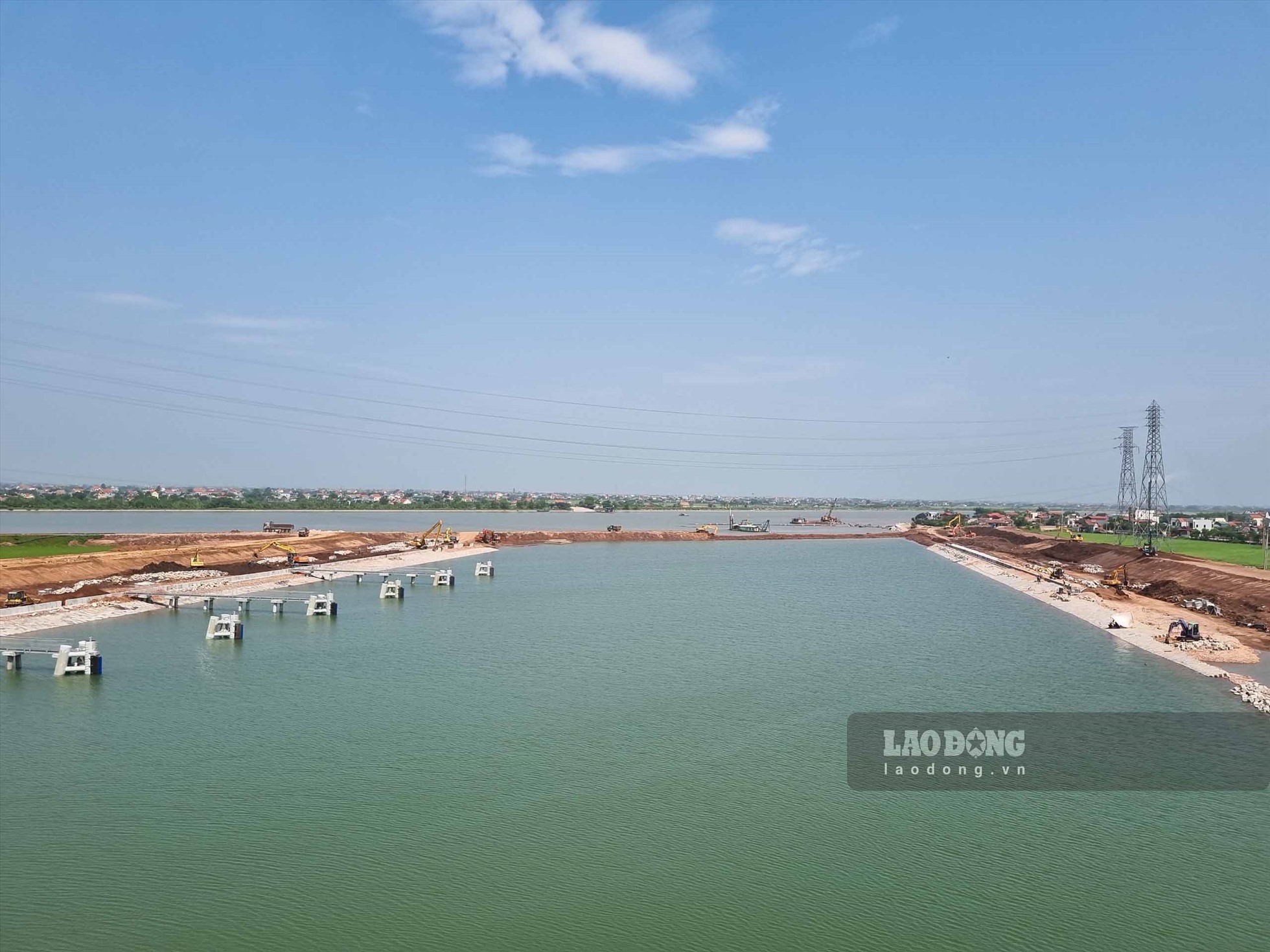 Cụm công trình kênh nối Đáy - Ninh Cơ nằm trên địa bàn huyện Nghĩa Hưng, tỉnh Nam Định, thuộc Dự án Phát triển giao thông vận tải khu vực đồng bằng Bắc Bộ, khởi công xây dựng tháng 11/2020. Dự án có tổng mức đầu tư 107.19 triệu USD, từ nguồn vốn vay Ngân hàng Thế giới (WB) và vốn đối ứng trong nước.
