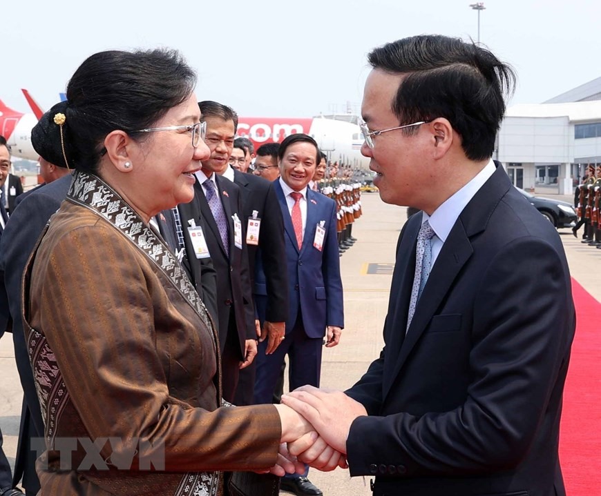 Chiều 11.4, Chủ tịch nước Võ Văn Thưởng cùng đoàn đại biểu cấp cao Việt Nam rời thủ đô Vientiane, kết thúc tốt đẹp chuyến thăm chính thức Lào. Ảnh: TTXVN