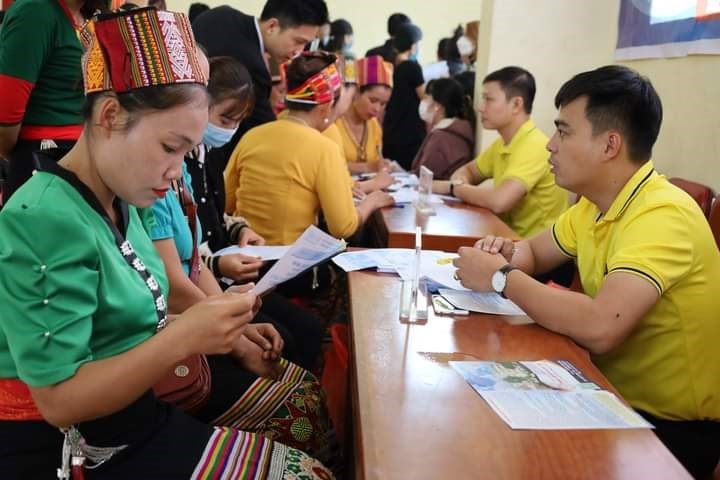 Cán bộ Trung tâm dịch vụ việc làm tỉnh Nghệ An tư vấn cho người lao động tìm việc. Ảnh: Hải Đăng.