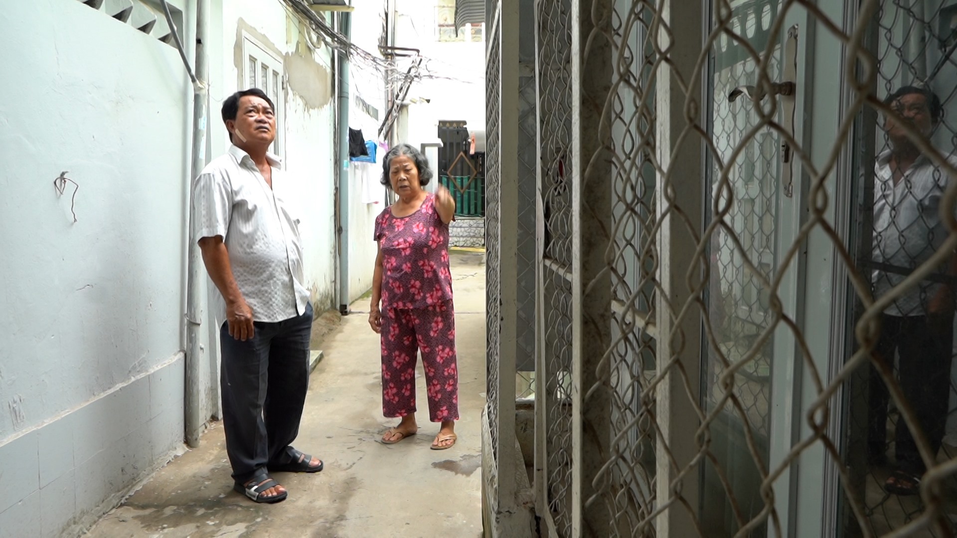 Bà Trần Thị Thái (72 tuổi) và ông Quách Văn Út (60 tuổi) bức xúc khi có một số hộ dân lấn chiếm. Ảnh: Tạ Quang