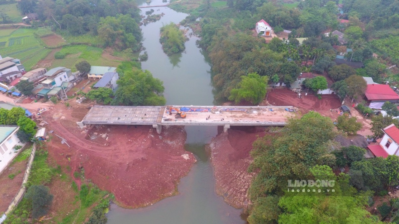 Dự án xây dựng Cầu Chum do Sở Giao thông Vận tải tỉnh Hoà Bình làm chủ đầu tư với tổng số vốn 40 tỉ đồng.