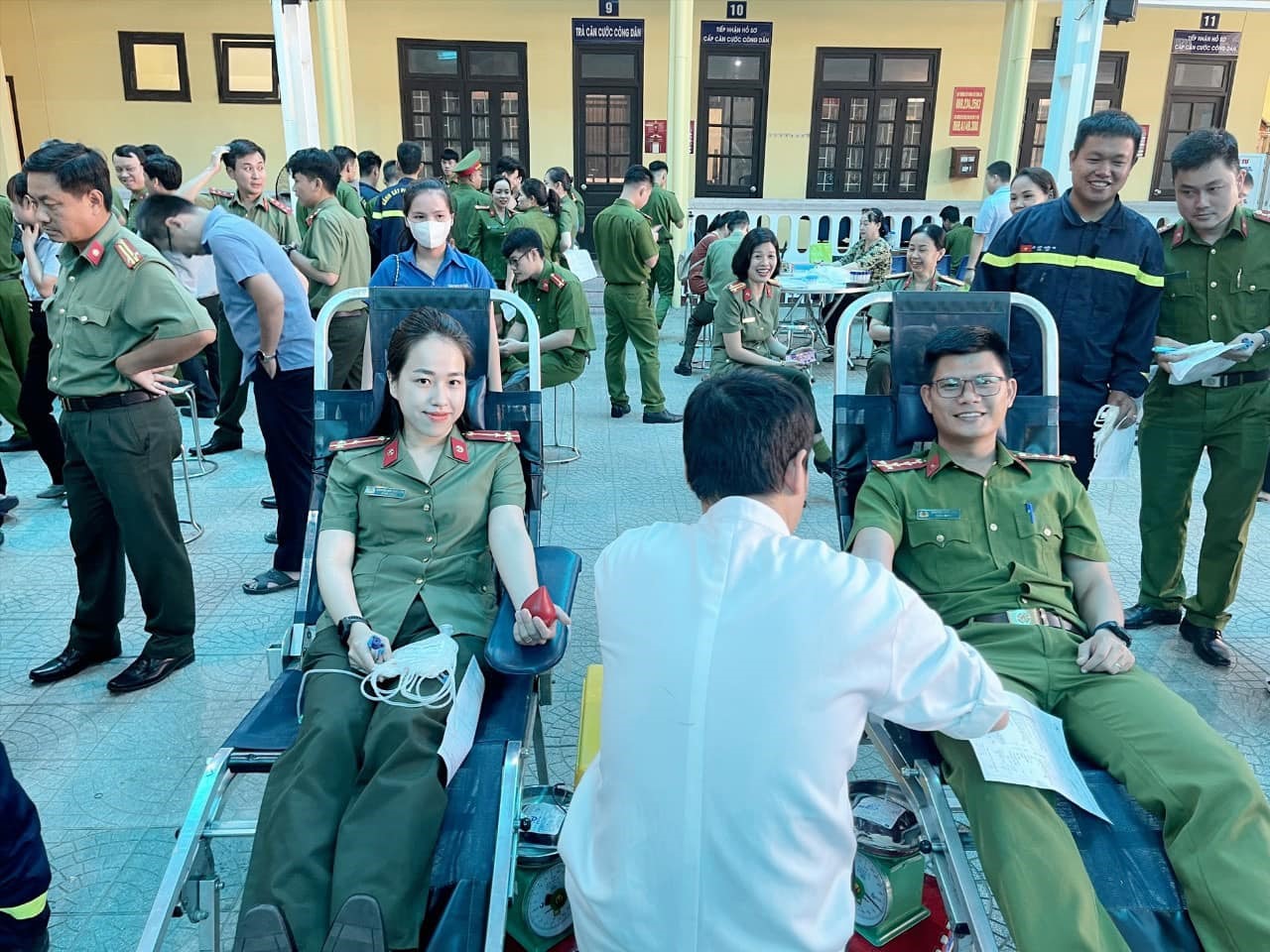 Đoàn viên Công đoàn Công an tỉnh Thừa - Thiên Huế tham gia hiến máu. Ảnh: