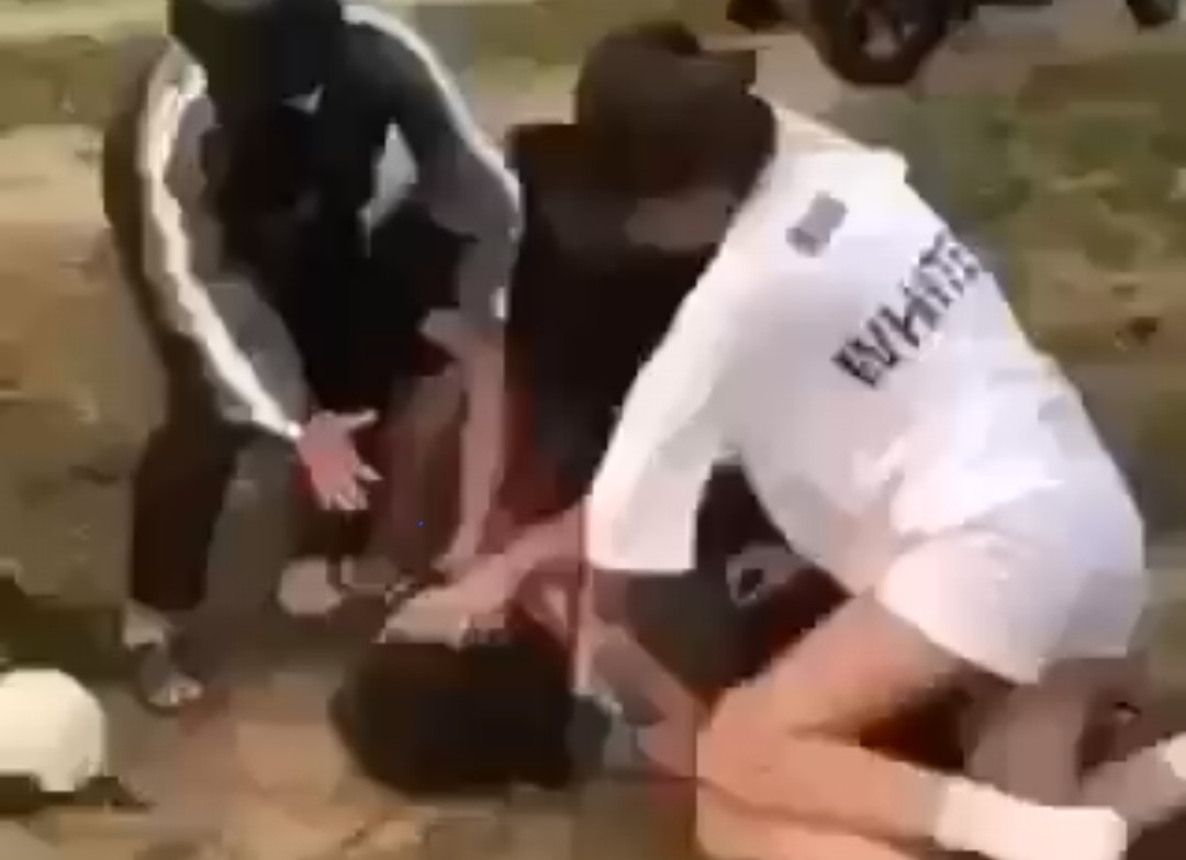Nữ sinh bị nhóm bạn đánh đấm túi bụi. Ảnh cắt từ video.