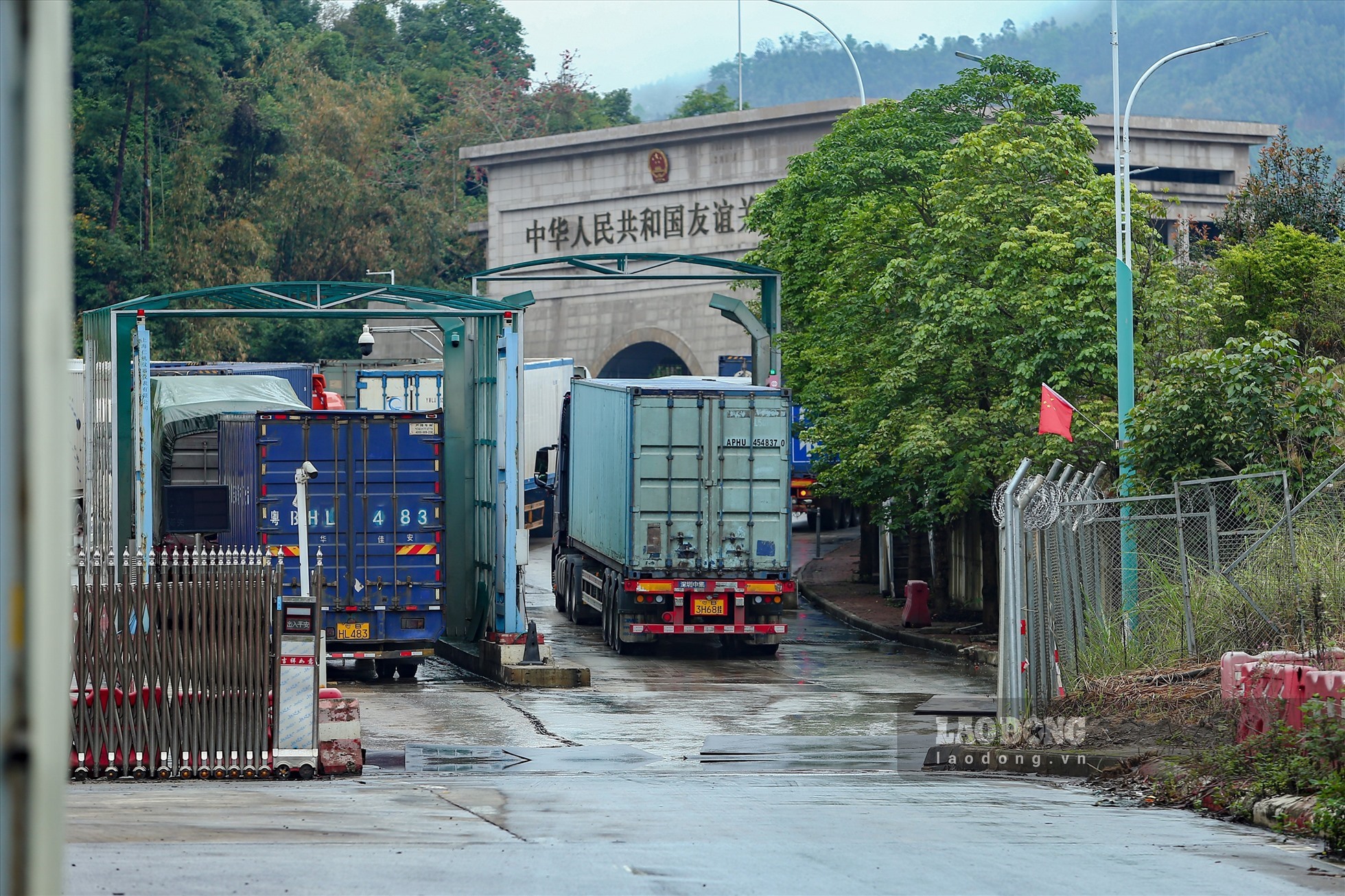 Cargo trucks had convenient customs clearance to China on March 29.  Photo: Tran Tuan