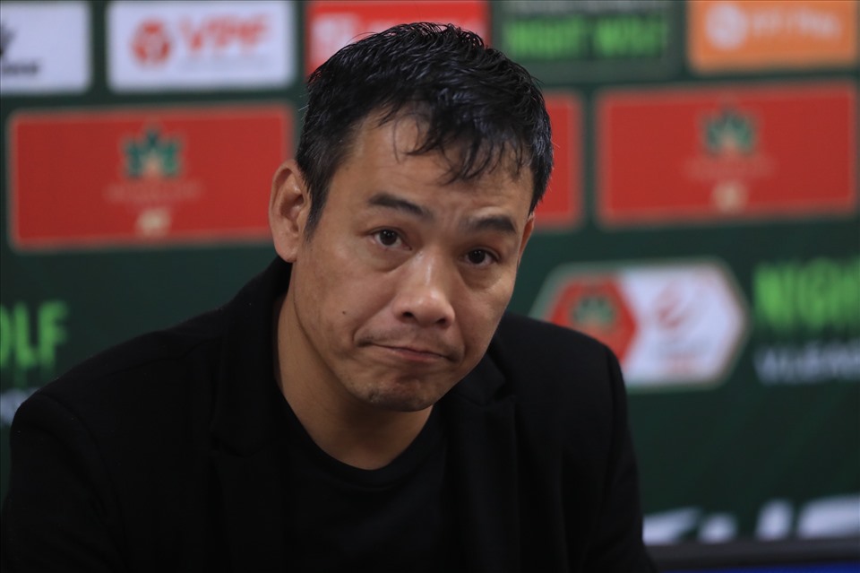 Huấn luyện viên Huy Hoàng muốn có chiến thắng để khán giả quay lại ủng hộ Sông Lam Nghệ An nhiều hơn. Ảnh: Minh Dân