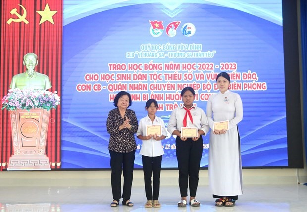 Bà Trương Mỹ Hoa trao học bổng từ Dự án “Vòng tay nhân ái” của Quỹ học bổng Vừ A Dính cho học sinh bị ảnh hưởng nặng nề do đại dịch COVID-19. Ảnh: TTXVN