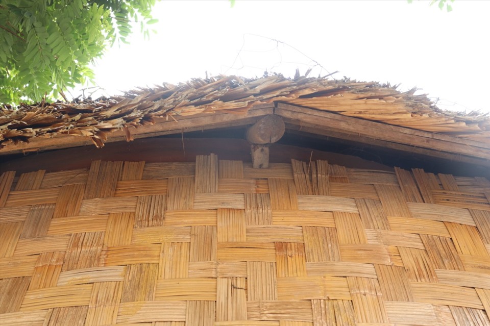 Mái nhà Gươ được làm bằng lá cọ rừng nên thường xuyên dột nước và hư hỏng.