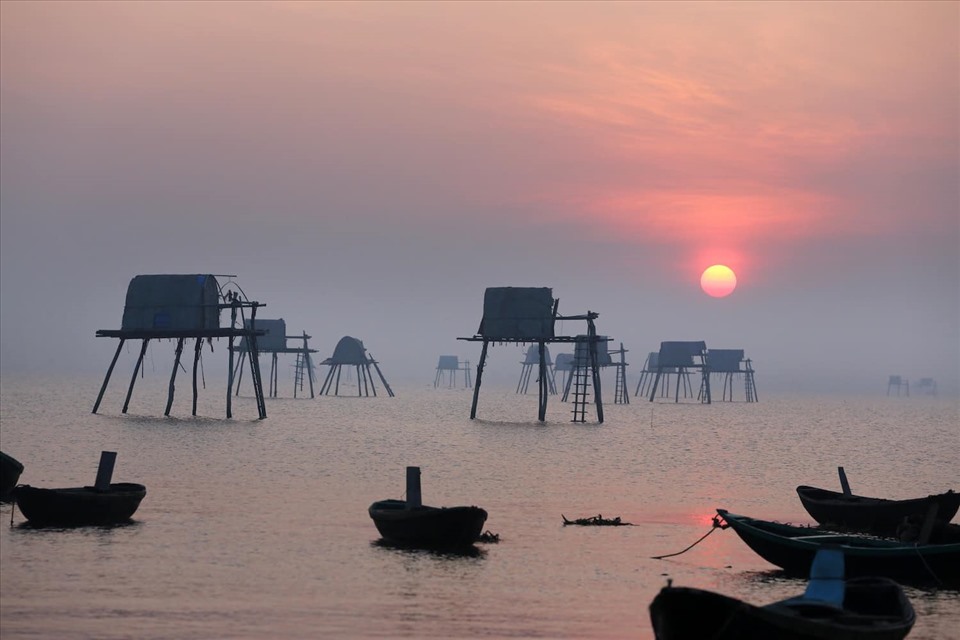 Đến với bãi biển Đồng Châu, bạn sẽ bắt gặp những chiếc chòi nằm rải rác trên biển. Hãy đến biển từ sáng sớm có thể bắt trọn khoảnh khắc bình minh.