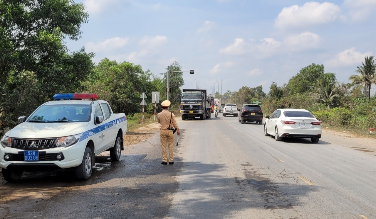 Lực lượng chức năng kiểm tra, xử lý các trường hợp xe tải chở hàng hóa quá tải, rơi vãi mất vệ sinh môi trường Ảnh: An Long