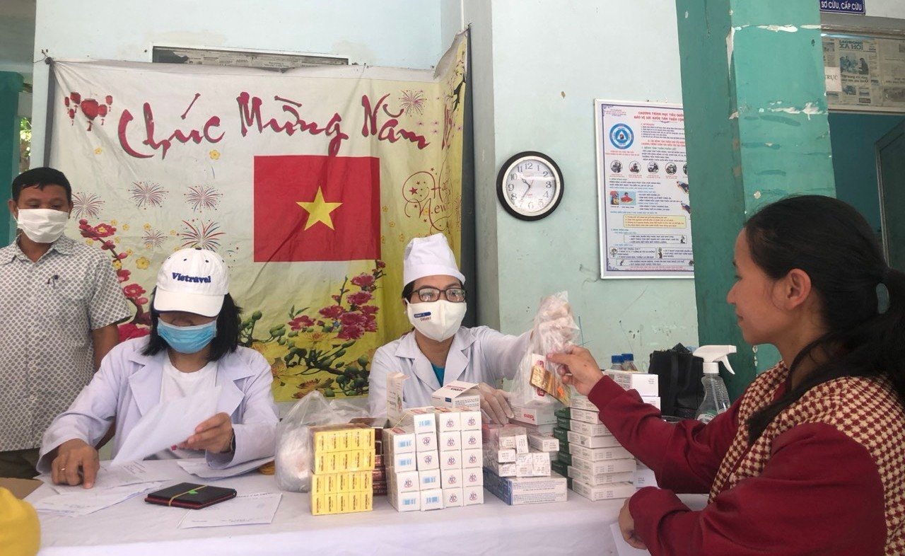 CDC Quảng Ngãi đang nỗ lực điều trị, cấp thuốc miễn phí cho người dân bị bệnh ghẻ ở Quảng Ngãi. Ảnh: Minh Hiền