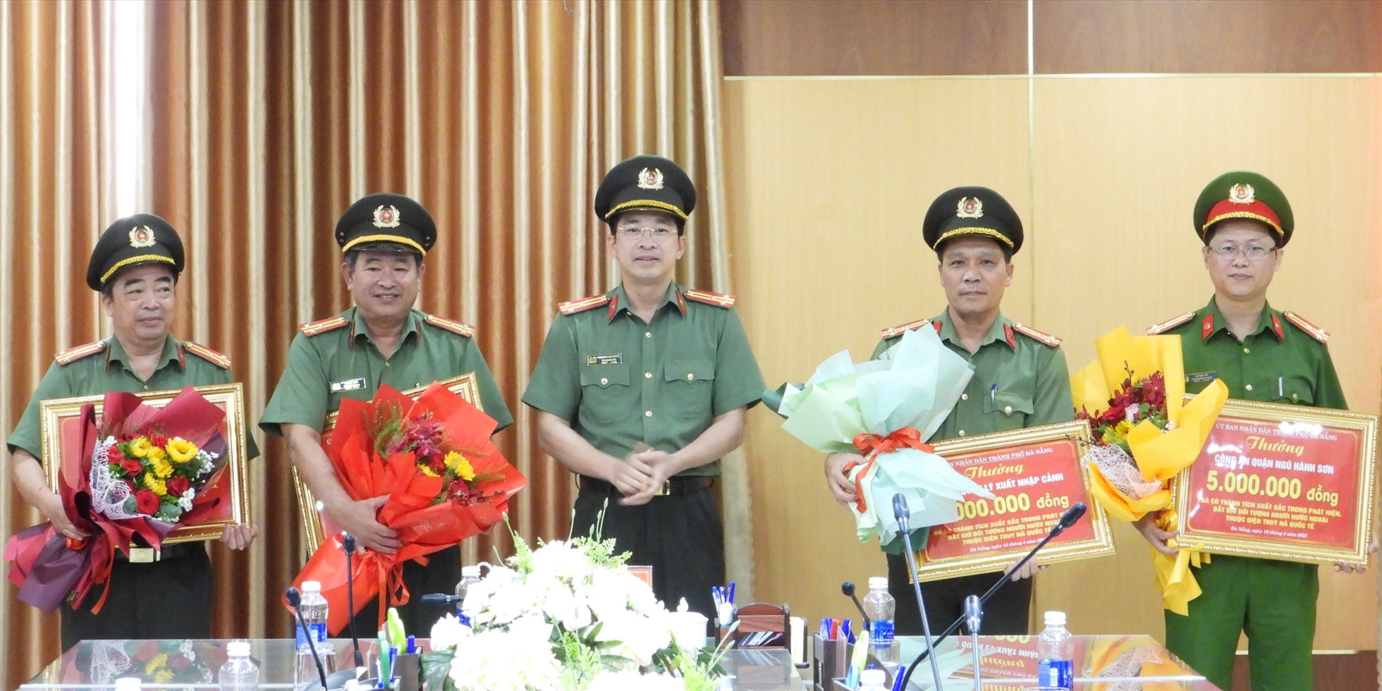 Thượng tá Nguyễn Đại Đồng trao thưởng cho các đơn vị. Ảnh: Công an cung cấp