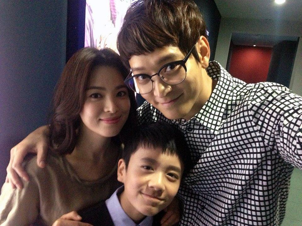 Kang Dong Won và Song Hye Kyo từng đóng vợ chồng trên phim, được khán giả ủng hộ đến với nhau ngoài đời thật. Ảnh: Naver