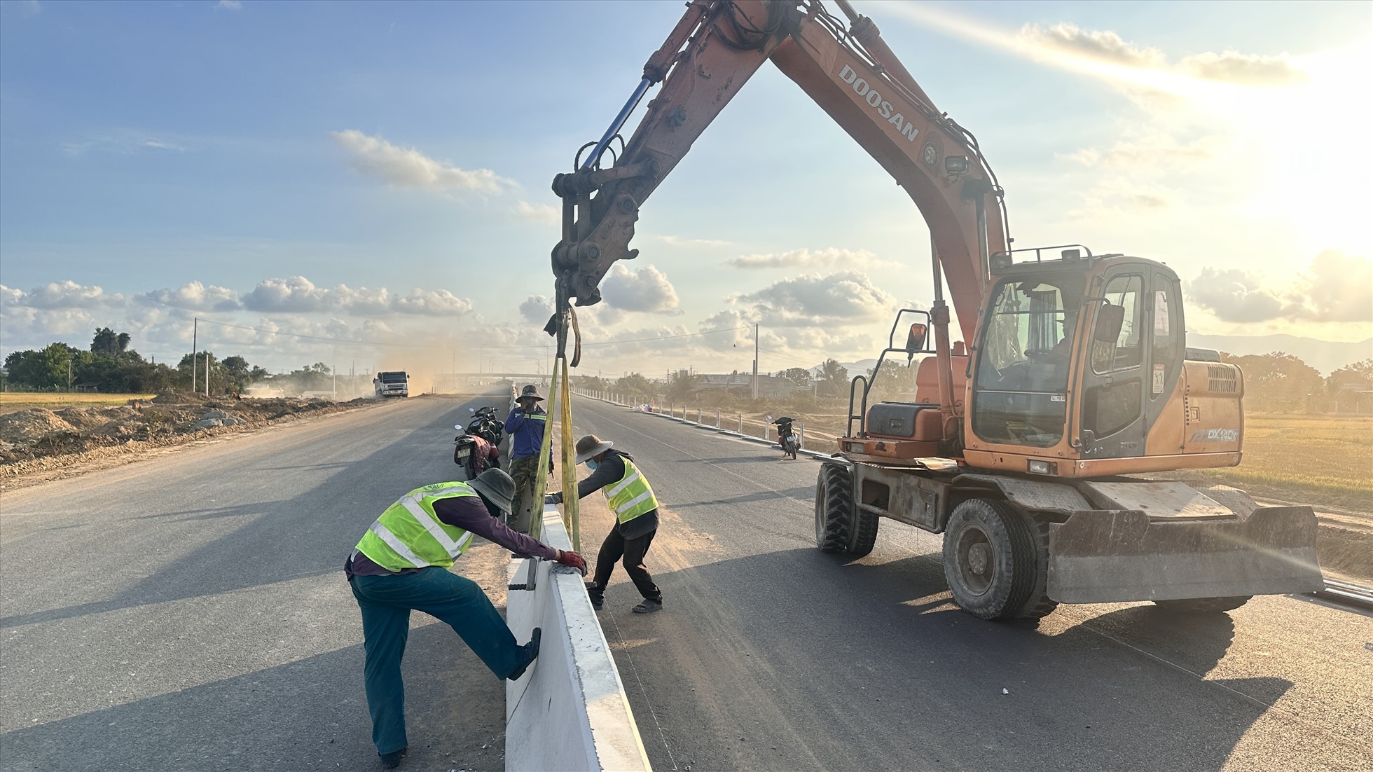 Công nhân lắp dải phân cách trên cao tốc. Ảnh: Duy Tuấn