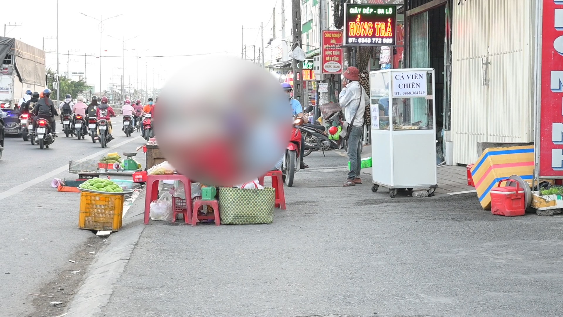 Người dân lấn chiếm vỉa hè để buôn bán trên Quốc lộ 1A (huyện Châu Thành, tỉnh Tiền Giang) gần khu công nghiệp Tân Hương. Ảnh: Thành Nhân