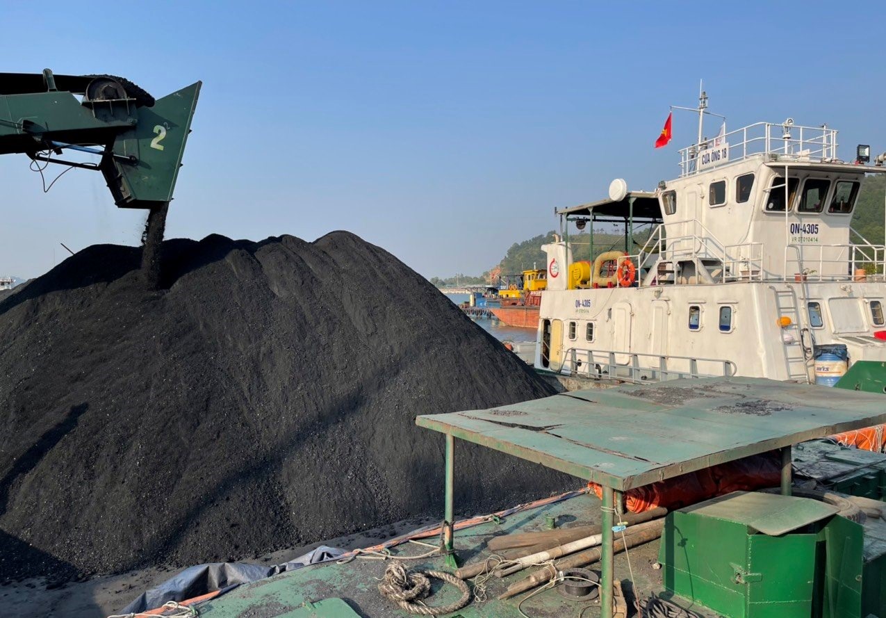 Tàu vào lấy than tại Cảng Cẩm Phả để cung cấp cho các nhà máy nhiệt điện. Ảnh: Nguyễn Hùng