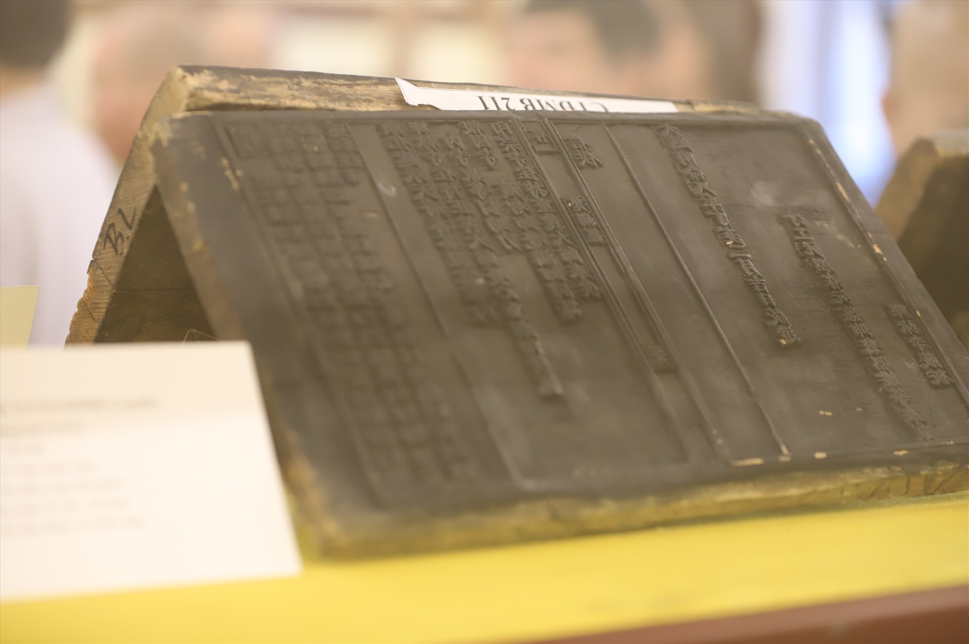 Một bản khắc gỗ kinh sách Phật giáo lưu trữ tại Trung tâm. Ảnh: Phúc Đạt