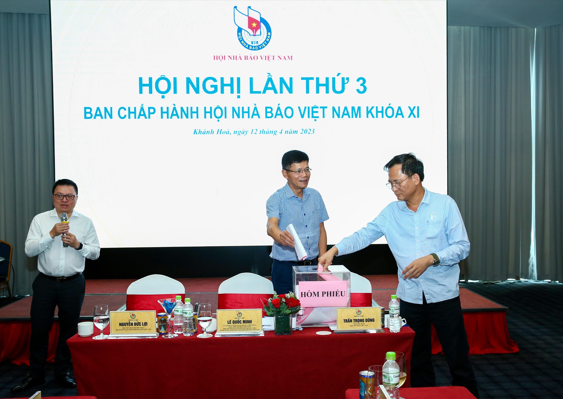 Đại biểu tham dự hội nghỉ bỏ phiếu bầu các nhân sự tham gia vào Ban Chấp hành Hội Nhà báo Việt Nam. Ảnh: Hữu Long