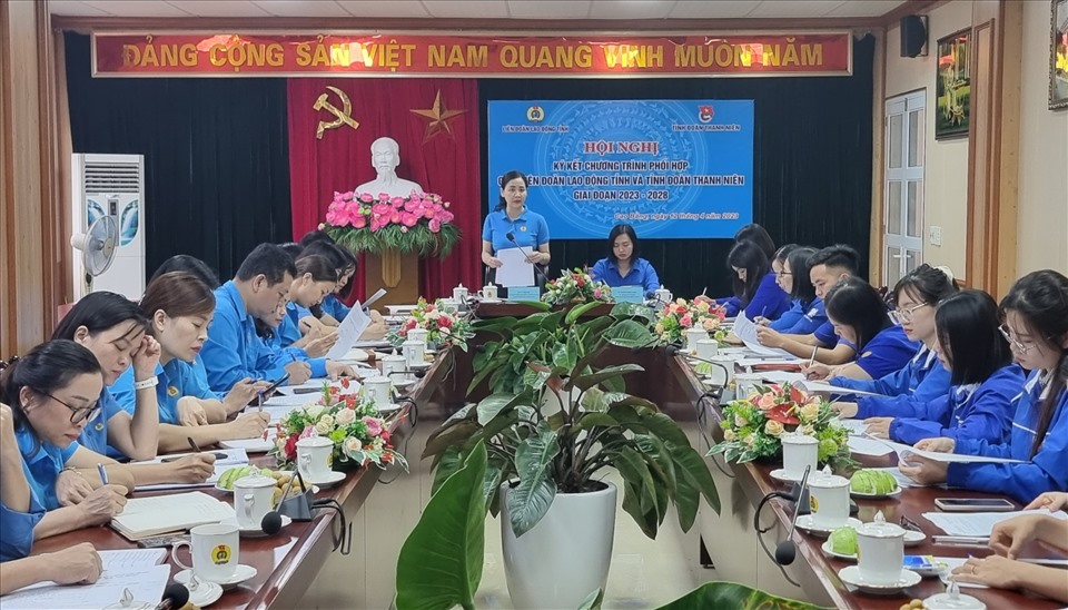 Chủ tịch LĐLĐ tỉnh Cao Bằng phát biểu tại hội nghị.