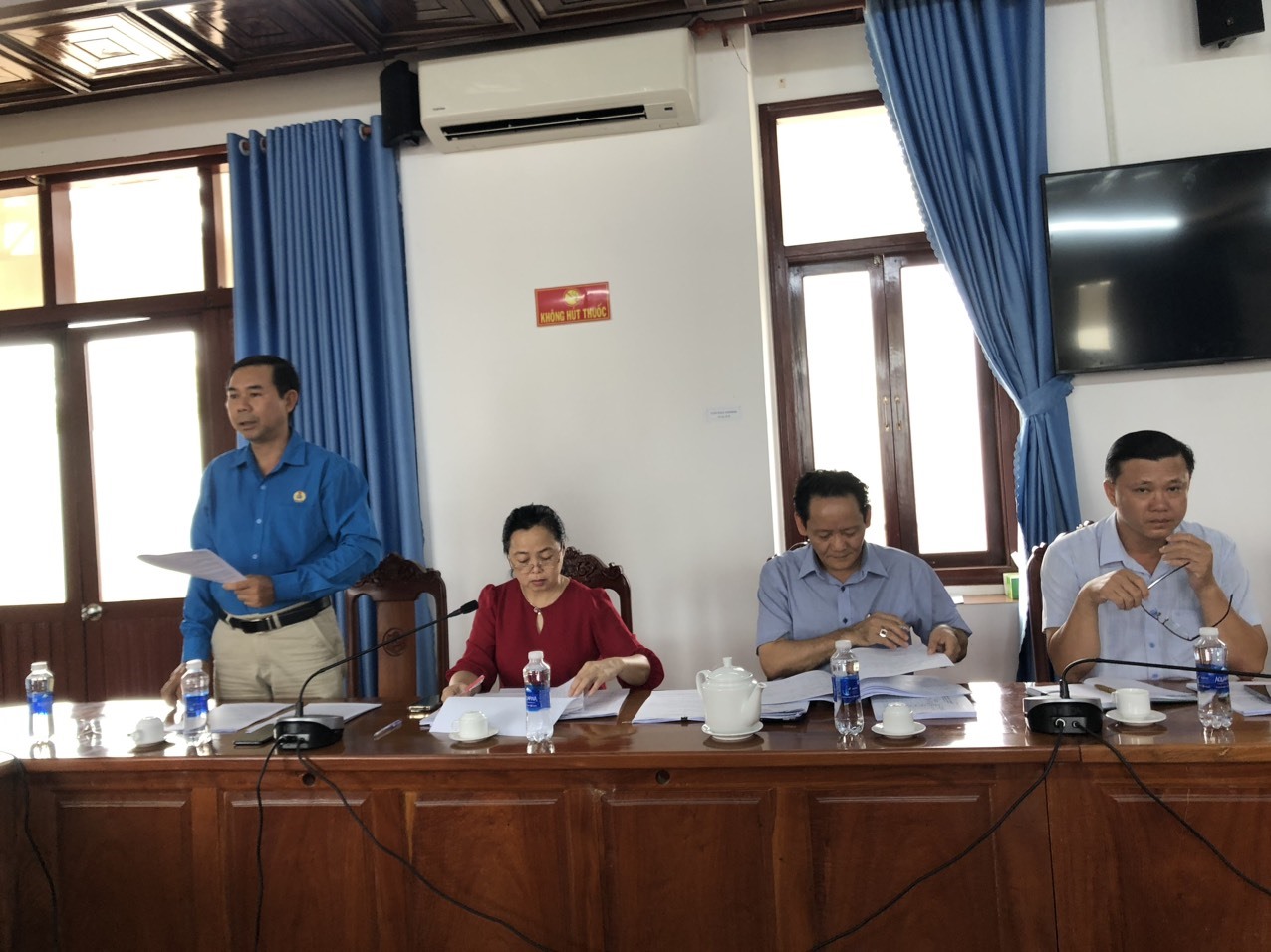 Chủ tịch LĐLĐ thành phố Phú Quốc Phan Xuân Trí báo cáo về công tác chỉ đạo đại hội công đoàn cấp cơ sở. Ảnh: Quốc Hùng