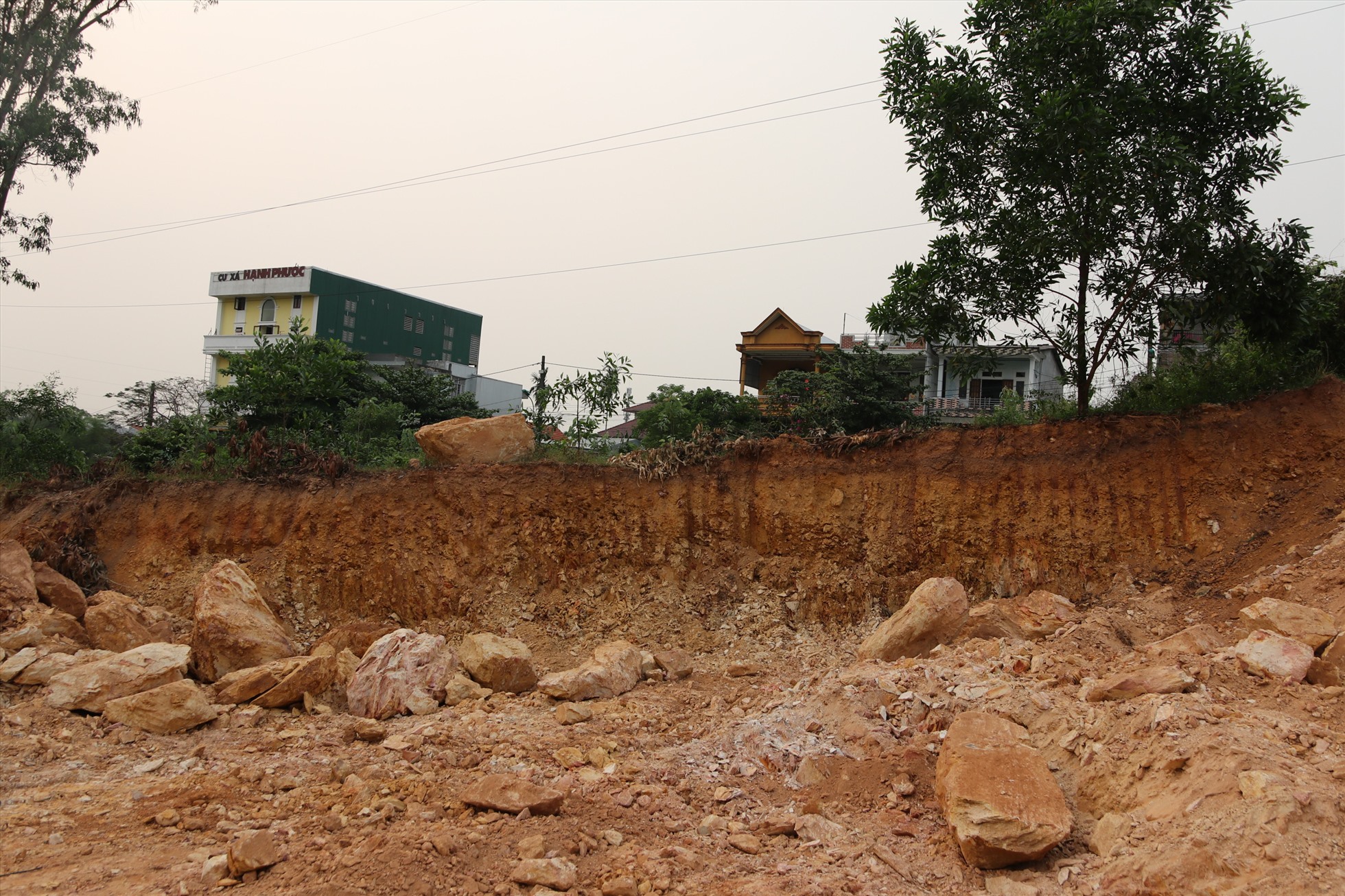 Hàng chục mét vuông đất được đào sâu từ 3 - 5m đã bị khai thác và vận chuyển tuồn đi nơi khác.