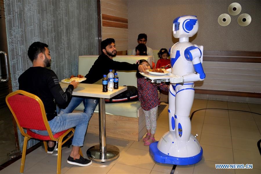 Robot phục vụ bàn tại một nhà hàng ở Dhaka, Bangladesh. Ảnh: Xinhua