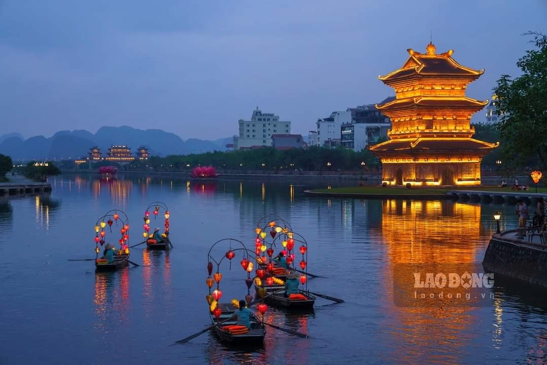 Xinhua giới thiệu phố đi bộ Hoa Lư, Ninh Bình là nơi khách du lịch nên ghé thăm. Không gian phố đi bộ có nhiều gian hàng trưng bày sản phẩm thủ công mỹ nghệ, sân khấu trình diễn văn hóa, nghệ thuật và những hoạt động giải trí về đêm. Ảnh: Diệu Anh