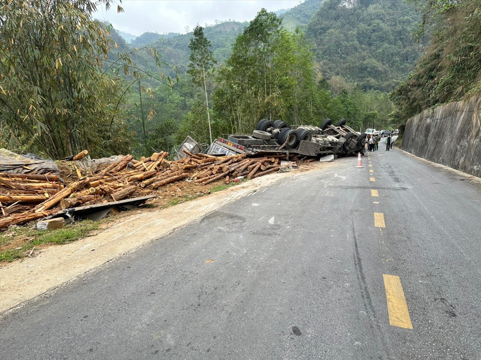 Thông tin từ Ban an toàn giao thông tỉnh Bắc Kạn, nguyên nhân ban đầu của vụ tại nạn là do đường trơn trượt, xe tải bị mất lái đâm vào hộ lan và lật úp.