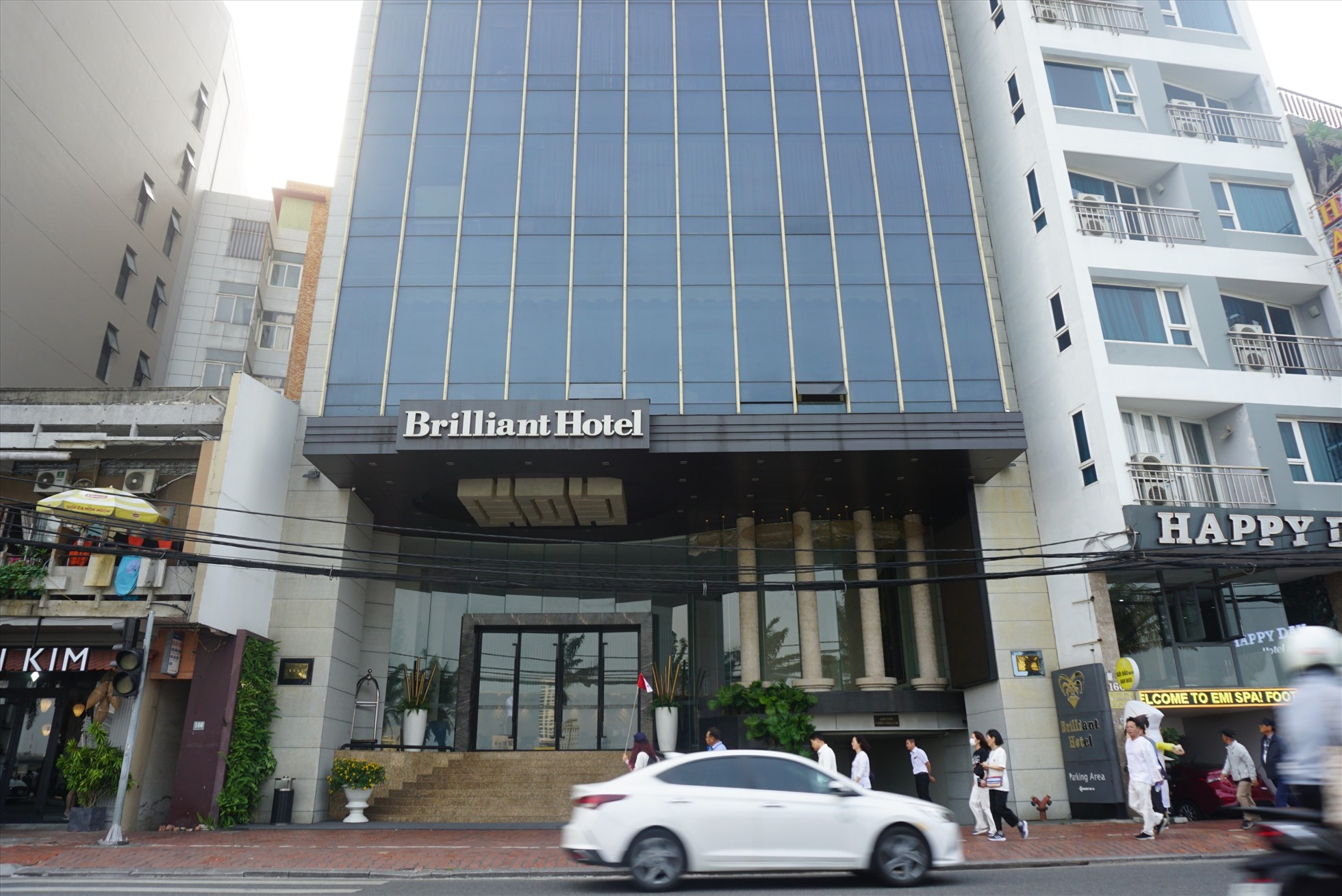 Khách sạn Brilliant Hotel (phường Hải Châu 1, quận Hải Châu) cũng nằm trong danh sách kiểm tra lần này. Dự án do Công ty TNHH Ngũ Long làm chủ dự án và được xây dựng vào năm 2011. Khách sạn nằm ở vị trí đường Bạch Đằng, phía trước mặt là sông Hàn nên là địa đường thường xuyên lui tới của nhiều khách du lịch.