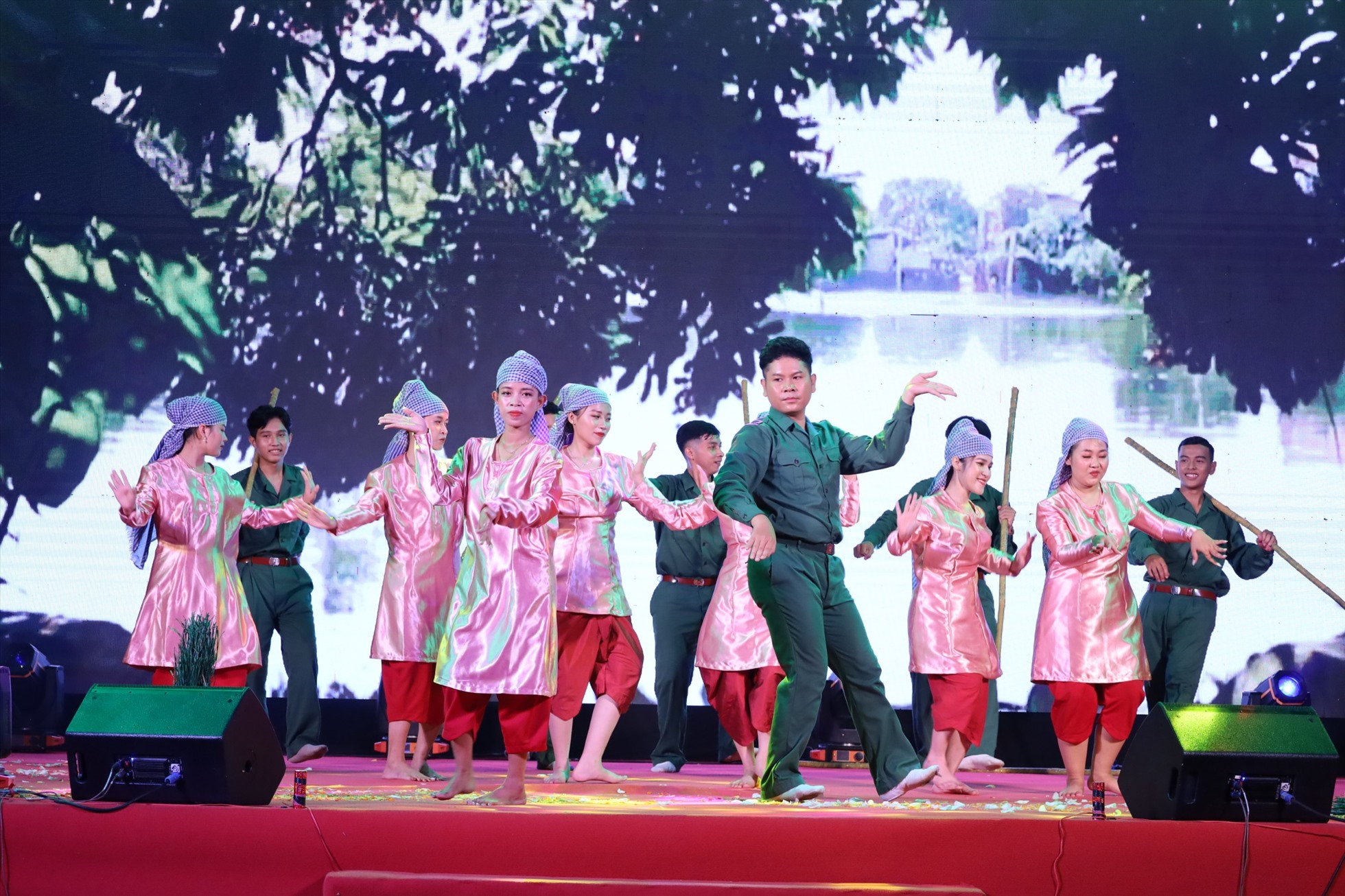 Quân - Dân hòa nhịp cùng điệu múa của đồng bào dân tộc Khmer. Ảnh: Tạ Quang