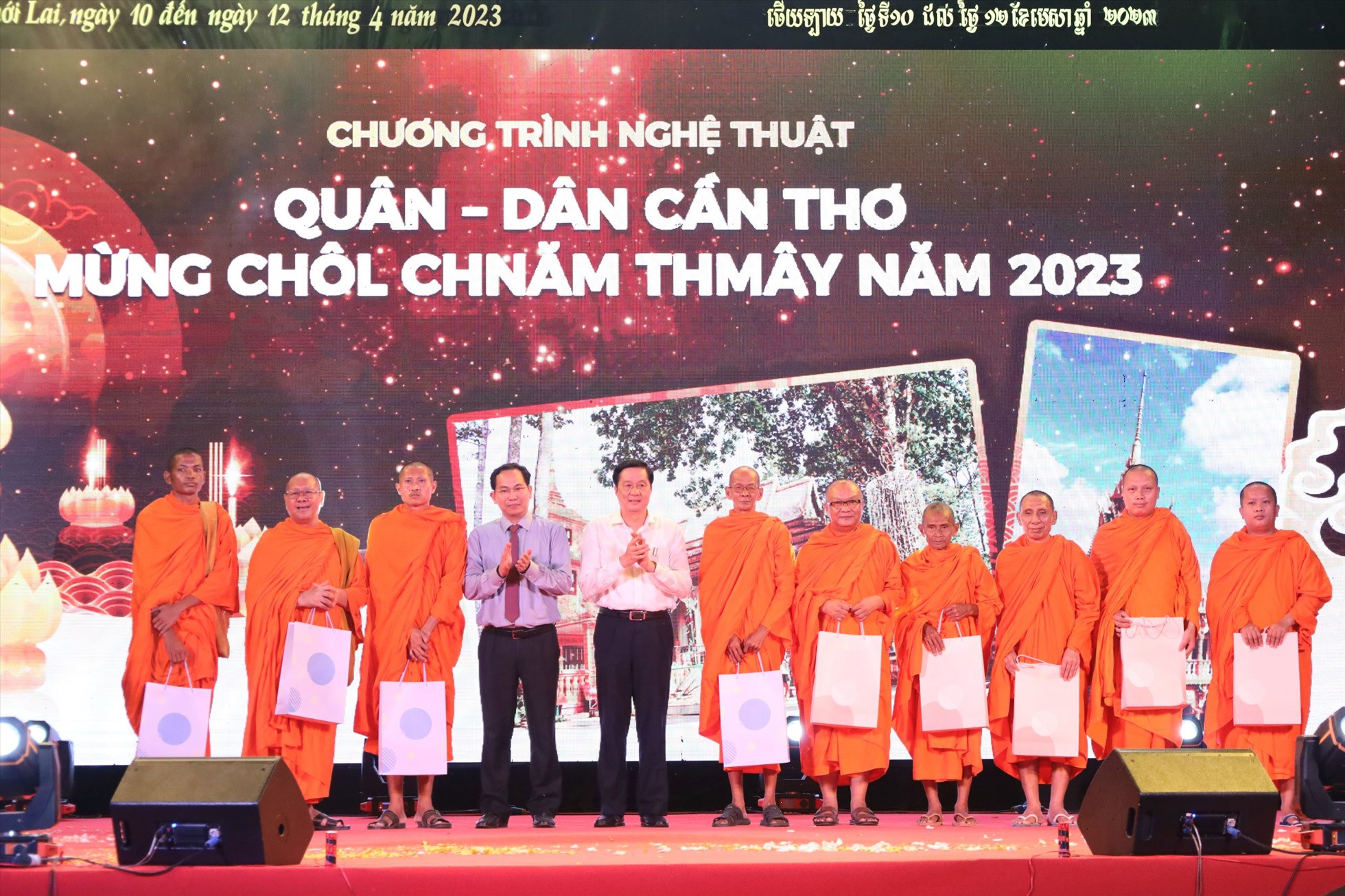 Lãnh đạo Thành ủy TP. Cần Thơ tặng quà cho các nhà sư Khmer. Ảnh: Tạ Quang