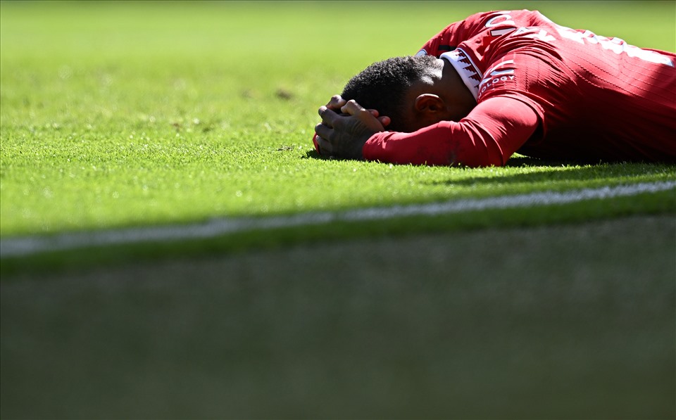Hình ảnh các cổ động viên Man United không hề muốn thấy khi Marcus Rashford tỏ ra đau đớn. Ảnh: AFP