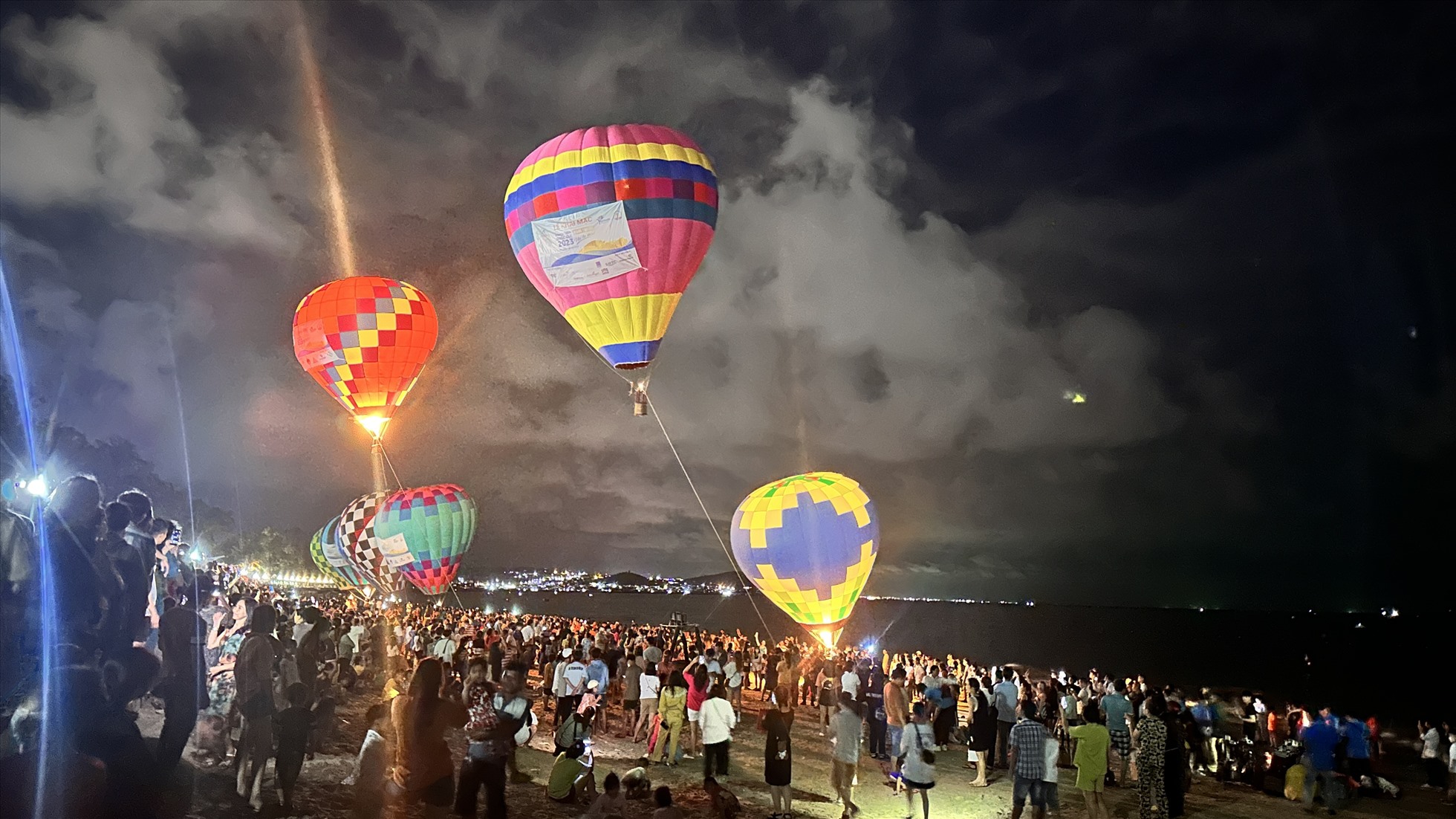 Khinh khí cầu bay rực sáng ở biển Đồi Dương, Phan Thiết. Ảnh: Duy Tuấn